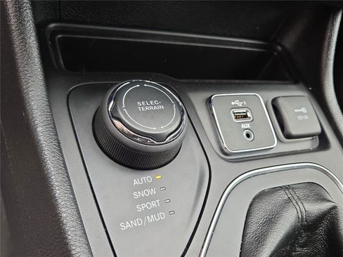 Used 2019 Jeep Cherokee Latitude Plus w/ Cold Weather Group AWD/4WD image 9