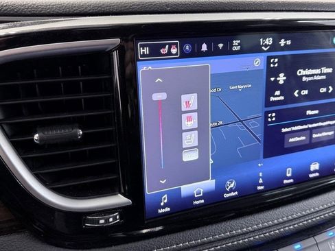 Used 2024 Chrysler Pacifica Limited image 28