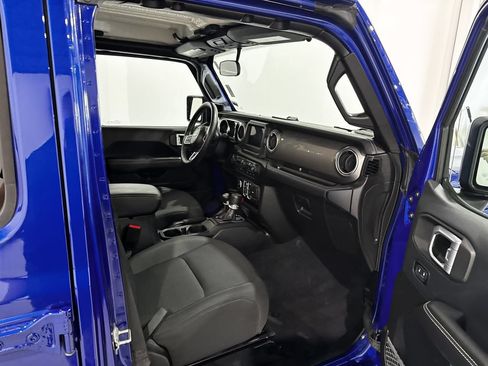 Used 2019 Jeep Wrangler Unlimited Sahara w/ Safetytec Group AWD/4WD image 18