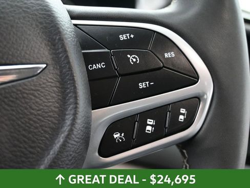 Used 2024 Chrysler Pacifica Touring-L image 30