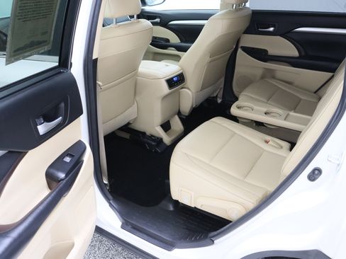 Used 2017 Toyota Highlander XLE AWD/4WD image 30