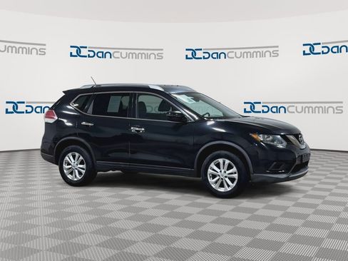 Used 2016 Nissan Rogue SV image 2