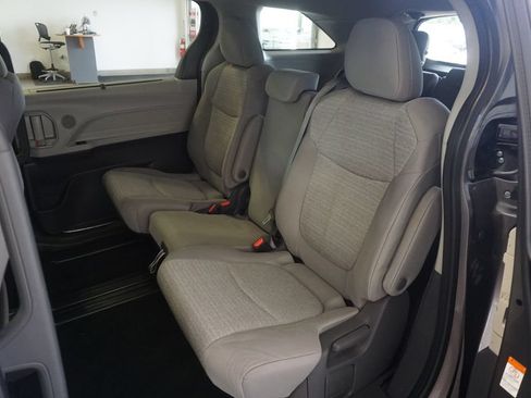 Certified 2021 Toyota Sienna LE FWD image 19