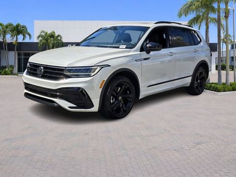 Used 2023 Volkswagen Tiguan SE R-Line image 3
