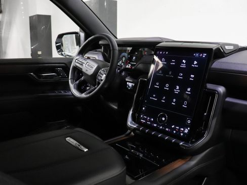 Used 2025 GMC Yukon XL Denali AWD/4WD image 29