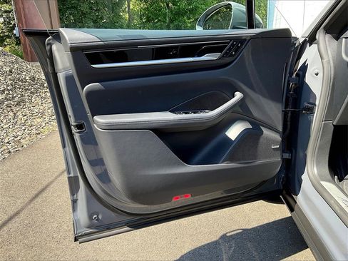 Certified 2025 Porsche Macan Electric image 28