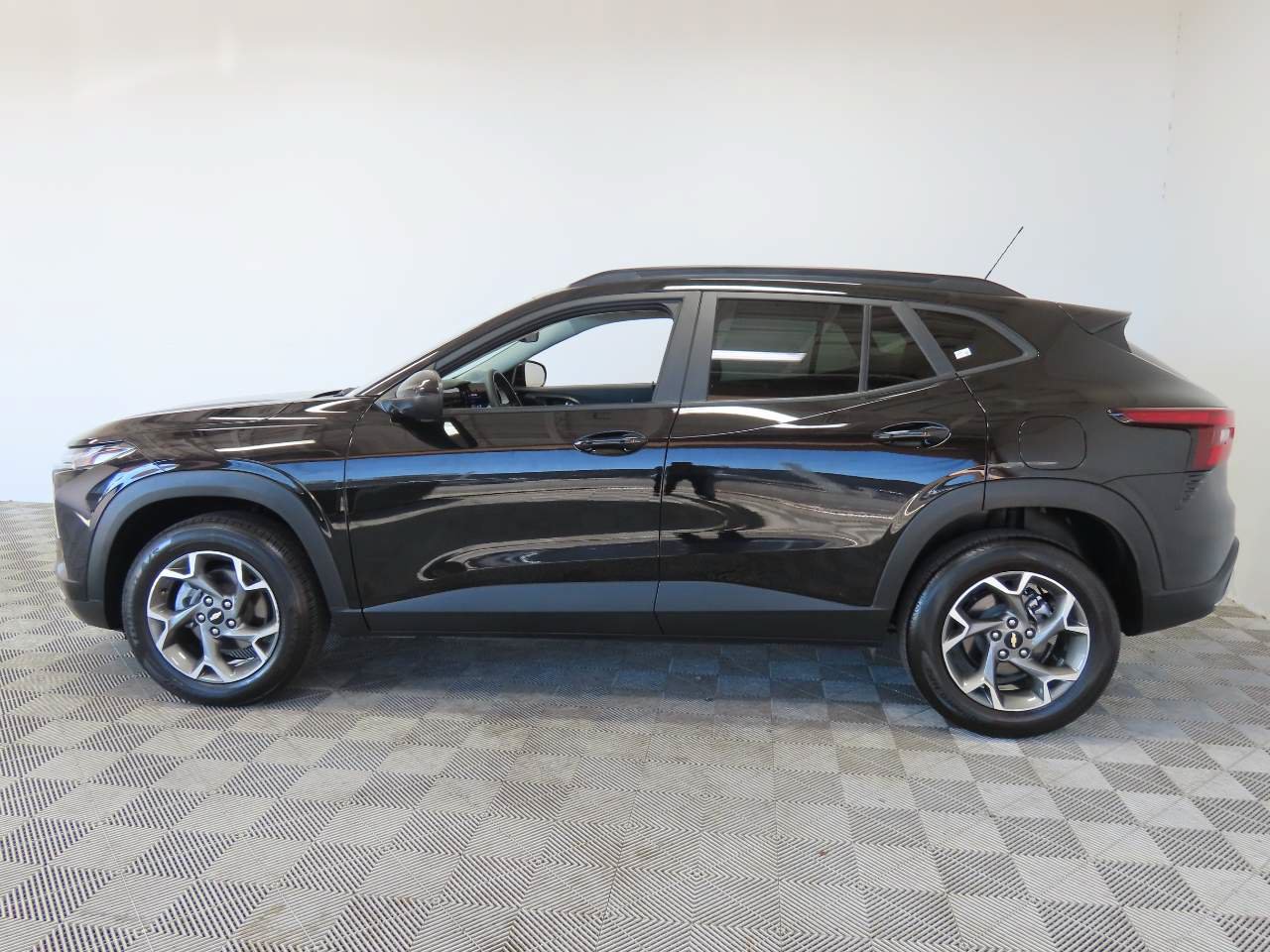 Used 2025 Chevrolet Trax LT FWD image 5