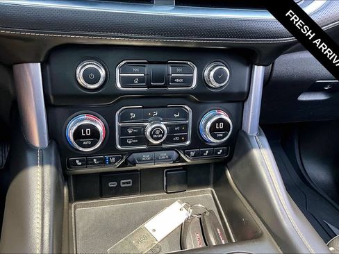 Used 2023 GMC Yukon XL SLT AWD/4WD image 16