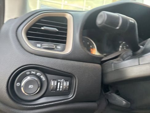 Used 2017 Jeep Renegade Latitude image 10