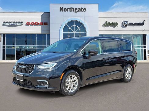 Used 2023 Chrysler Pacifica Touring-L FWD image 2