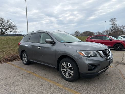 Used 2019 Nissan Pathfinder SV w/ SV Tech Package image 4