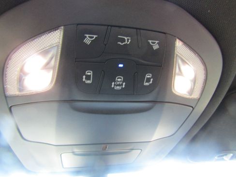 Used 2025 Chrysler Pacifica Select image 19