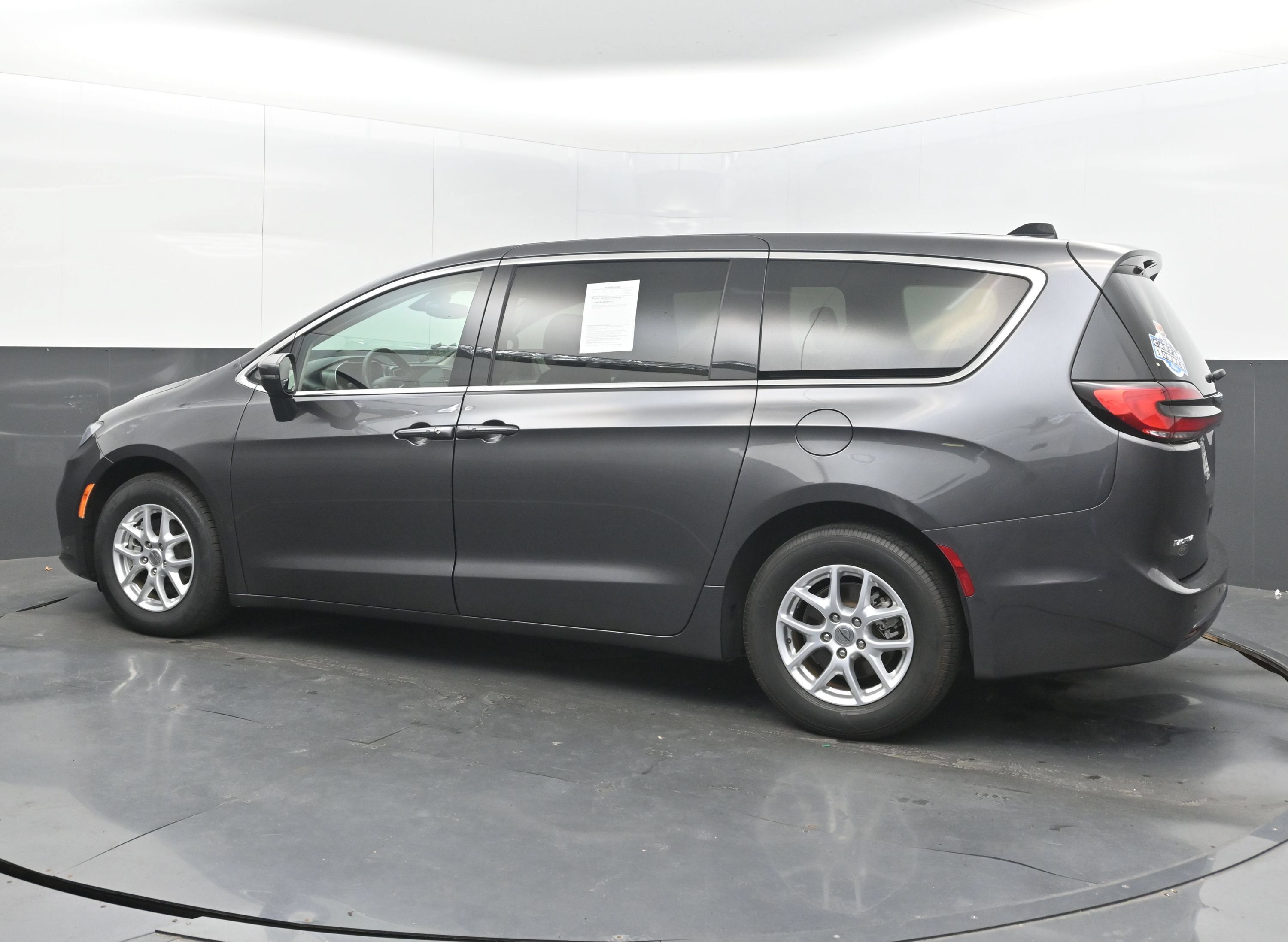 Used 2023 Chrysler Pacifica Touring-L FWD image 7