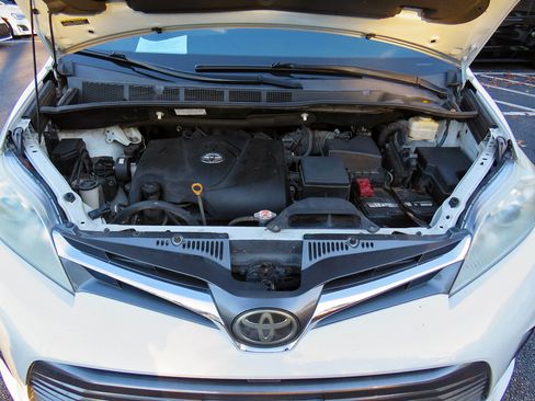 Used 2020 Toyota Sienna XLE image 34