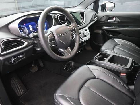 Used 2025 Chrysler Pacifica Select FWD image 19