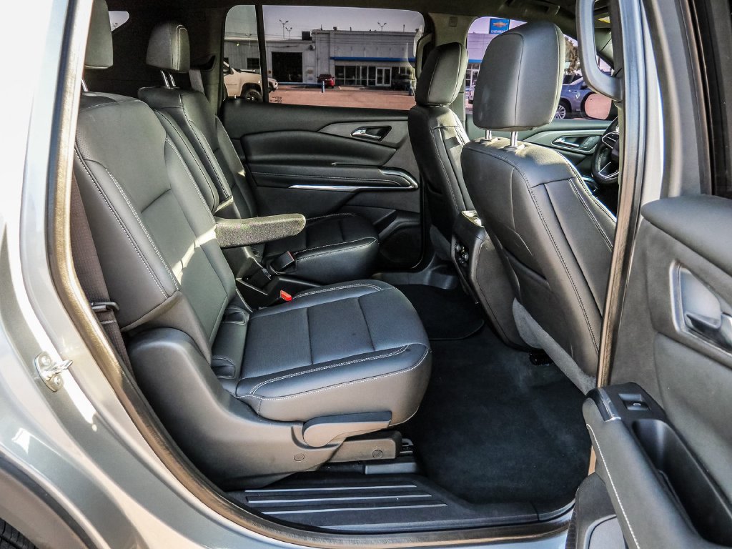 Used 2025 Chevrolet Traverse LT FWD image 21