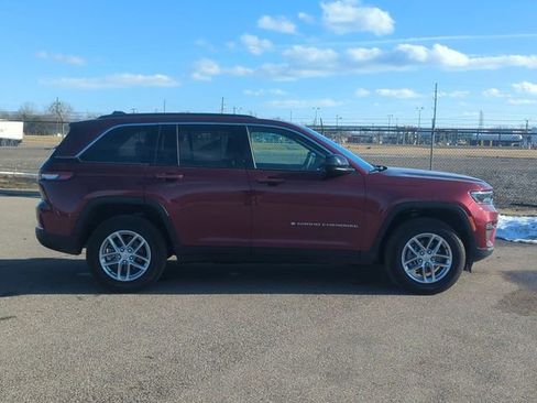 Used 2024 Jeep Grand Cherokee Laredo X image 2