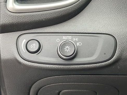 Used 2019 Chevrolet Trax LT w/ LT Convenience Package FWD image 25