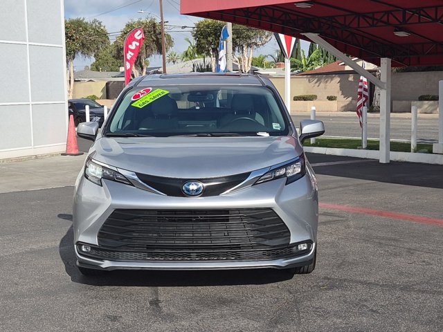 Used 2025 Toyota Sienna XLE FWD image 2