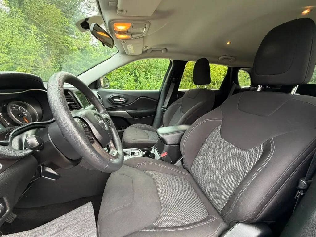 Used 2019 Jeep Cherokee Latitude w/ Popular Appearance Group FWD image 12