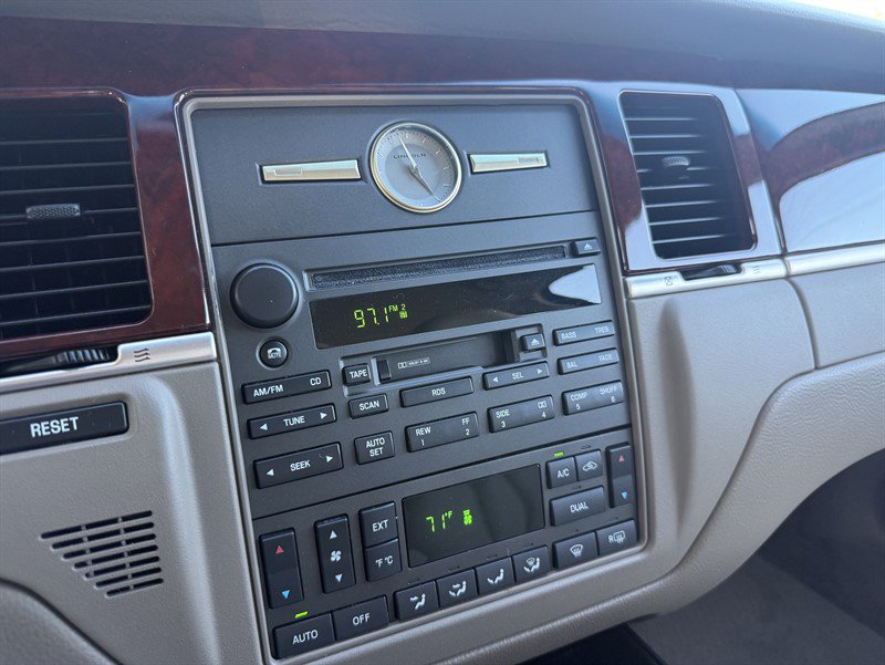 Used 2004 Lincoln Town Car Signature RWD image 15