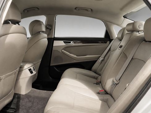 Used 2018 Genesis G80 3.8 RWD image 17