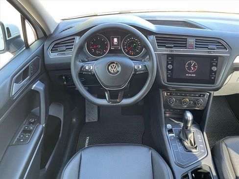 Used 2020 Volkswagen Tiguan SE FWD image 3