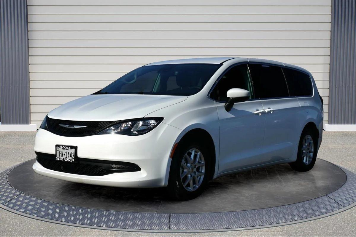 Used 2023 Chrysler Voyager LX FWD image 3