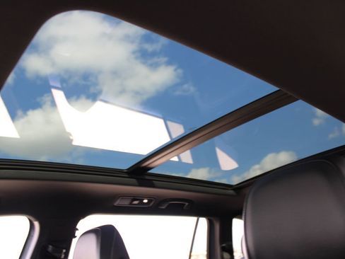 Certified 2024 Volkswagen Tiguan SE R-Line w/ MDO Package, Two-Row image 19