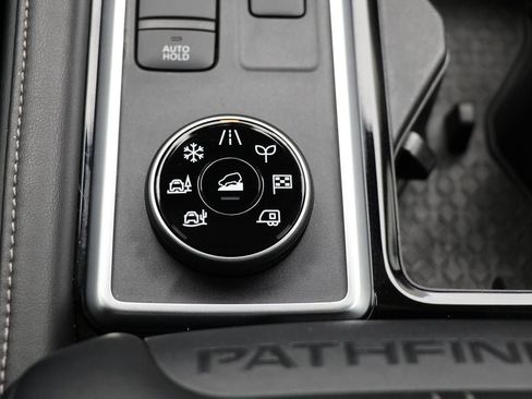 Used 2024 Nissan Pathfinder SL image 25