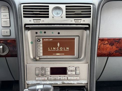 Used 2006 Lincoln Navigator Luxury image 16