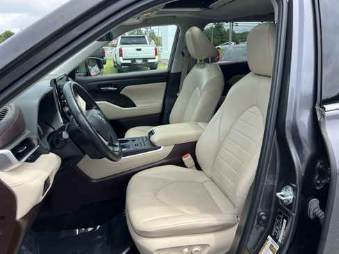 Used 2022 Toyota Highlander XLE AWD/4WD image 13
