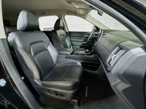 Used 2025 Nissan Pathfinder SL w/ Cargo Package image 27