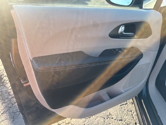 Used 2023 Chrysler Pacifica Touring-L FWD image 10