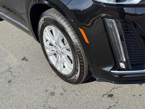 Used 2025 Cadillac XT6 Luxury image 9