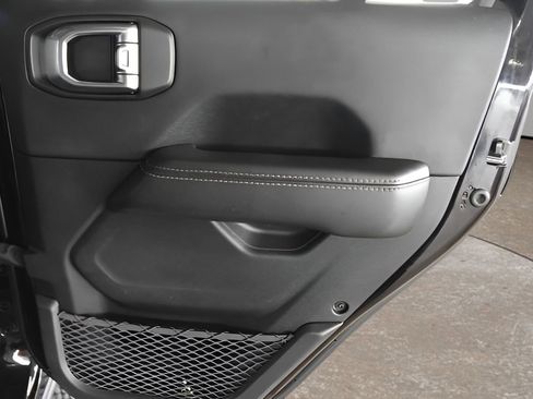 Used 2021 Jeep Wrangler Unlimited Sahara image 33