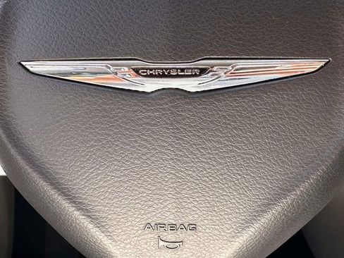 Used 2024 Chrysler Pacifica Limited FWD image 9