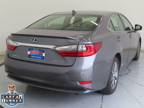 Used 2018 Lexus ES 300h w/ Luxury Package FWD image 3