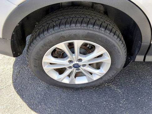Used 2017 Ford Escape SE w/ Equipment Group 201A AWD/4WD image 18