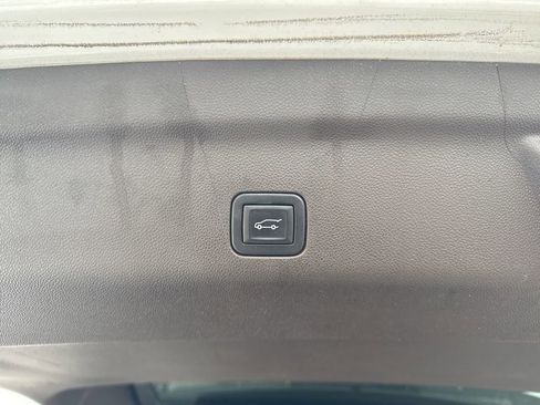 Used 2022 GMC Yukon XL SLT w/ SLT Luxury Package image 32