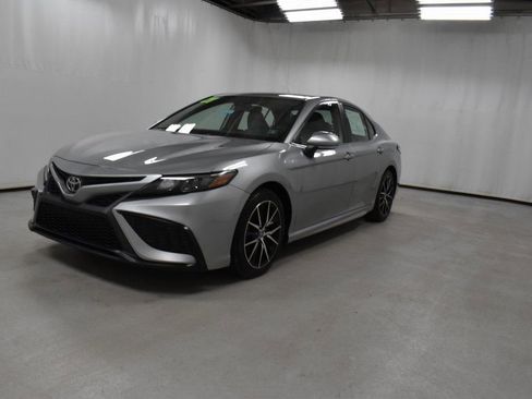 Used 2021 Toyota Camry SE w/ Cold Weather Package image 2