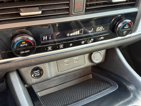 Used 2024 Nissan Rogue SV image 31