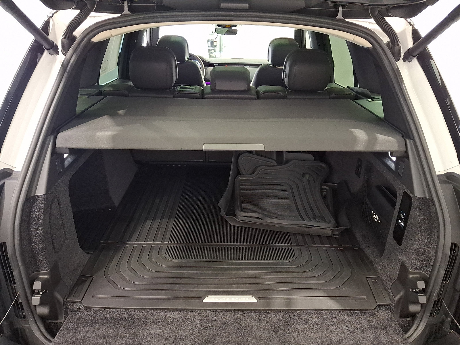 Certified 2025 Land Rover Range Rover SE AWD/4WD image 29