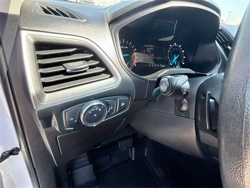 Used 2020 Ford Edge SE image 15