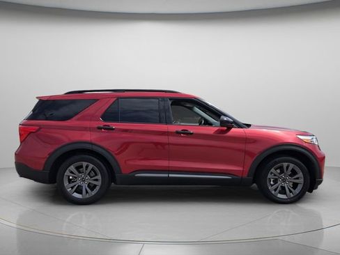 Used 2024 Ford Explorer XLT w/ Equipment Group 202A RWD image 4