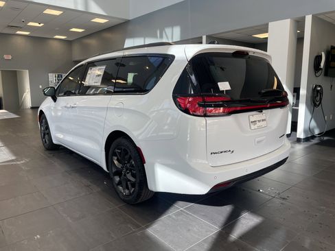 New 2026 Chrysler Pacifica Limited w/ S Appearance Package image 8