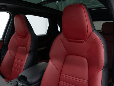 Used 2026 Porsche Cayenne GTS AWD/4WD image 17