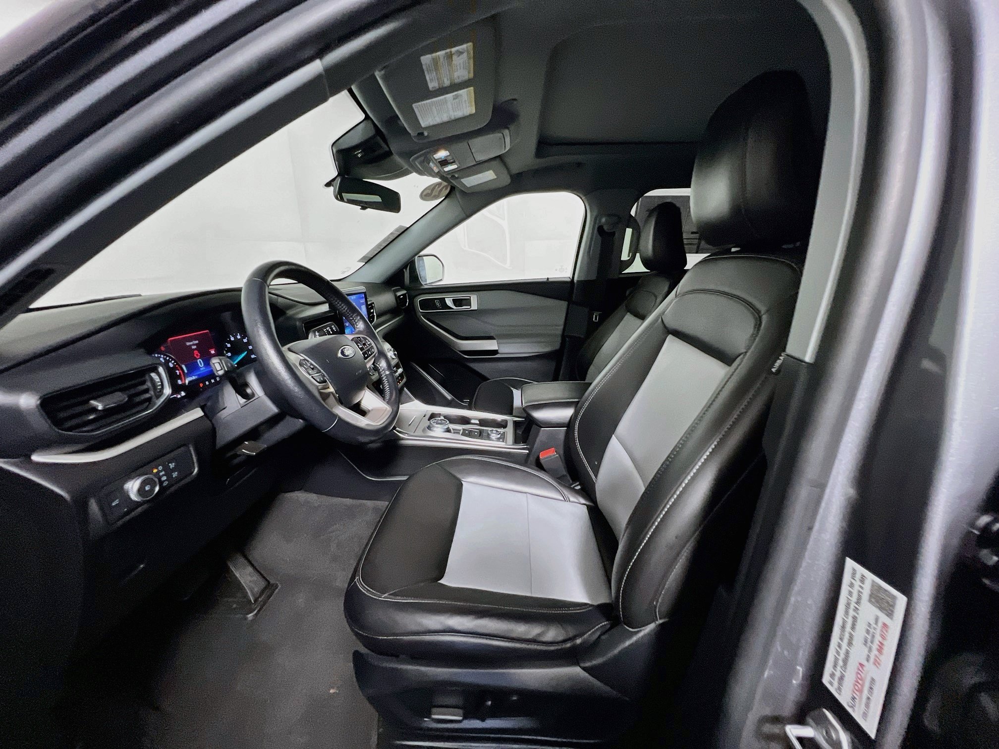 Used 2022 Ford Explorer XLT w/ Equipment Group 202A AWD/4WD image 13