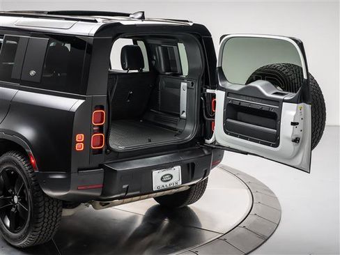 Used 2023 Land Rover Defender 110 SE image 32