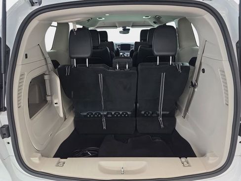 Used 2023 Chrysler Pacifica Touring-L image 34